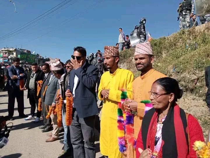 स्वतन्त्र उम्मेदवार सागर ढकाल प्रधानमन्त्री देउवालाई स्वागत गर्न माला लिएर बसे लाइनमा