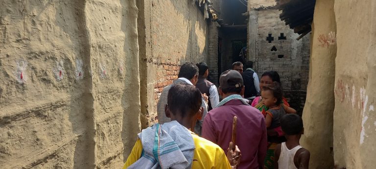 प्रदेशसभा उम्मेदवार चौधरी मतदाताकाे घरदैलाेमा, दिए विकासका आश्वासन