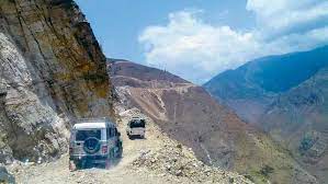 कर्णाली करिडोर सडकको पहिरो पन्छाउन सुरु