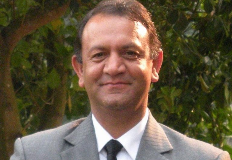 धर्नामा बसेका अधिवक्तालाई पूर्वमहान्यायाधिवक्ता संग्रौलाको प्रश्न–नेताको चाकरी गर्ने तपाईं कति ठिक ?