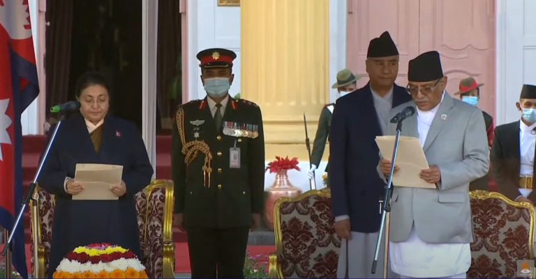 दौरासुरुवाल लगाएर पुष्पकमल दाहालले लिए प्रधानमन्त्रीको शपथ