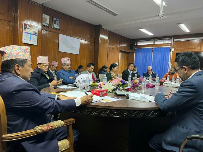 मोटरसाइकल पछाडि बस्नेलाई हेल्मेट अनिवार्य गर्न छलफल
