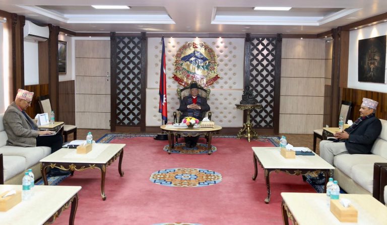 अर्थमन्त्री र गभर्नरसँग देशको आर्थिक अवस्थाबारे प्रधानमन्त्रीको छलफल