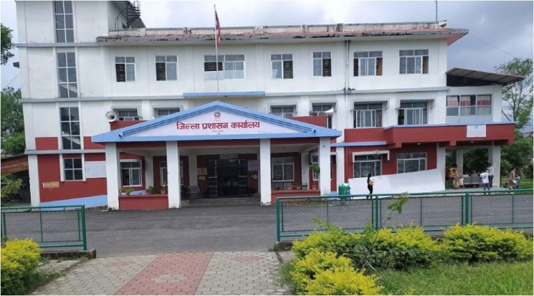 जिल्ला प्रशासन कार्यालय चितवनमा सेवाग्राहीका लागि ‘टाइम कार्ड’ लागू