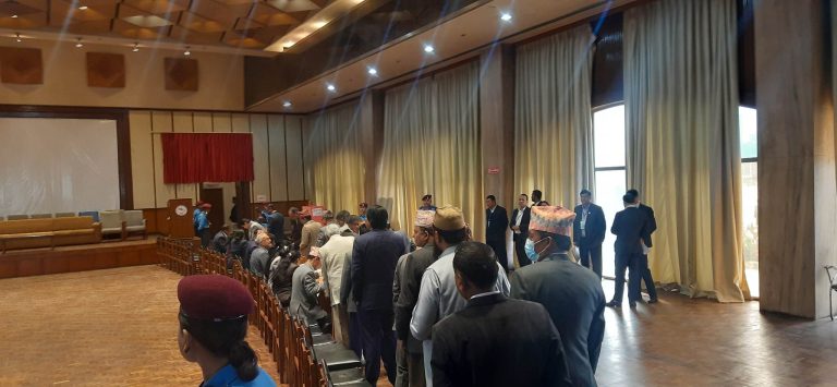 उपराष्ट्रपतिमा मतदान शुरू, रामसहायले हाले पहिलो भोट