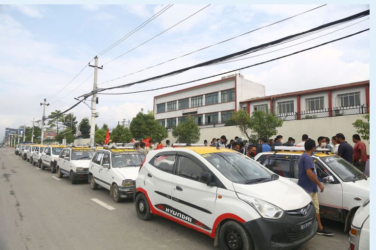 नयाँ मापदण्ड बनाउँदा पुराना ट्याक्सीको माग सम्बोधन गर्न उच्च अदालतको आदेश