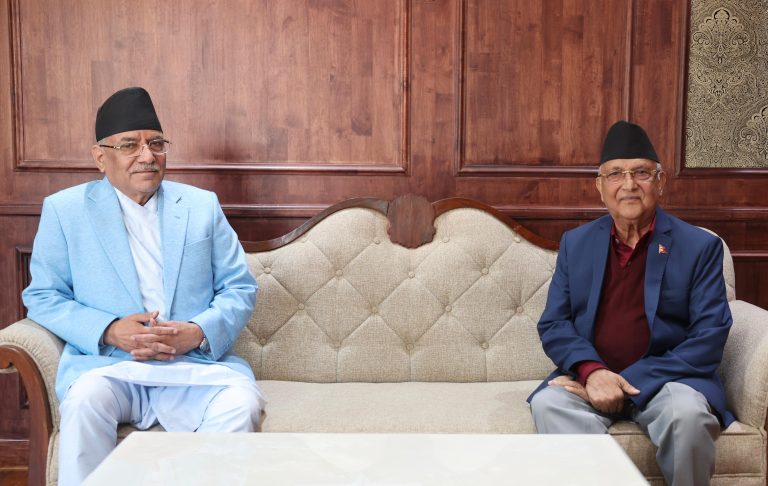 प्रधानमन्त्री प्रचण्ड र एमाले अध्यक्ष ओलीबिच भेटबार्ता