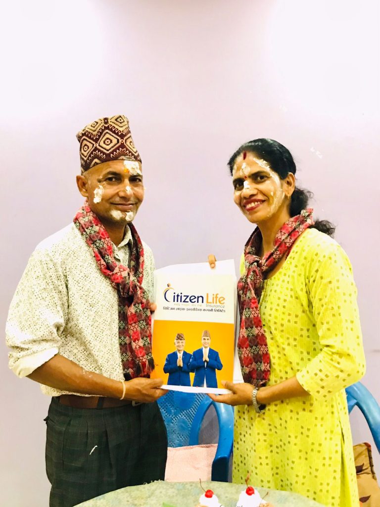 वैवाहिक बर्षगाठमा छोरीले दिइन बुवा आमा लाई बीमा पोलिसी उपहार