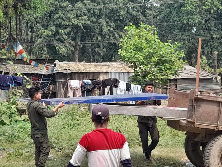 भरतपुरमा विज्ञापन कर नतिर्ने व्यावसायिक कम्पनीका बोर्डहरु हटाइदै