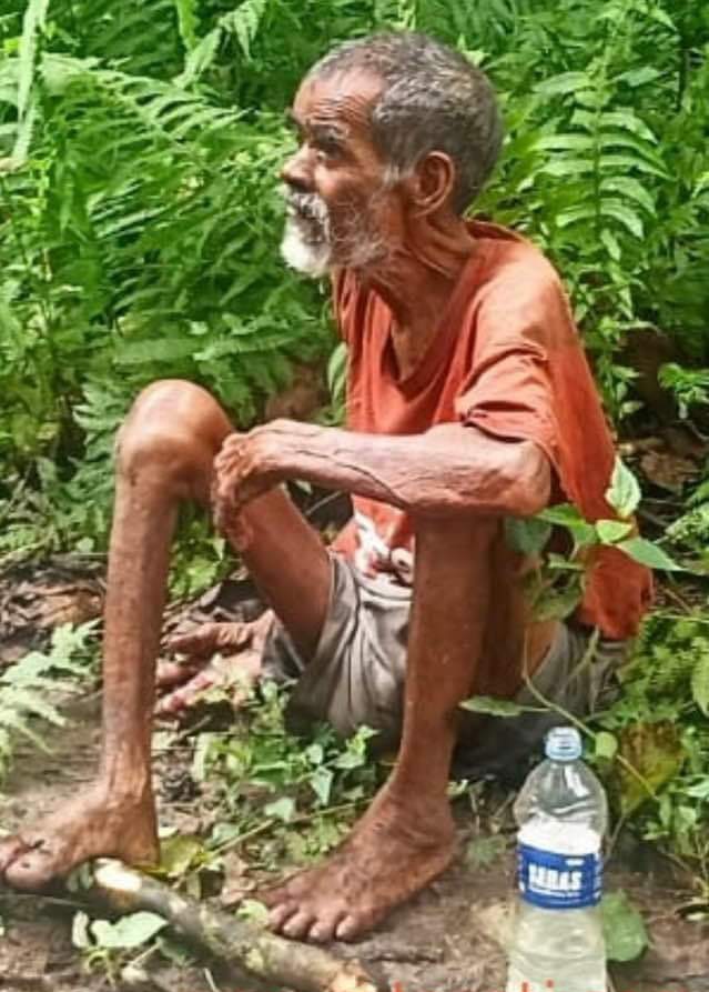 कसरी पुगे चारकोसे झाडीको बिचमा जामुनलाल ?