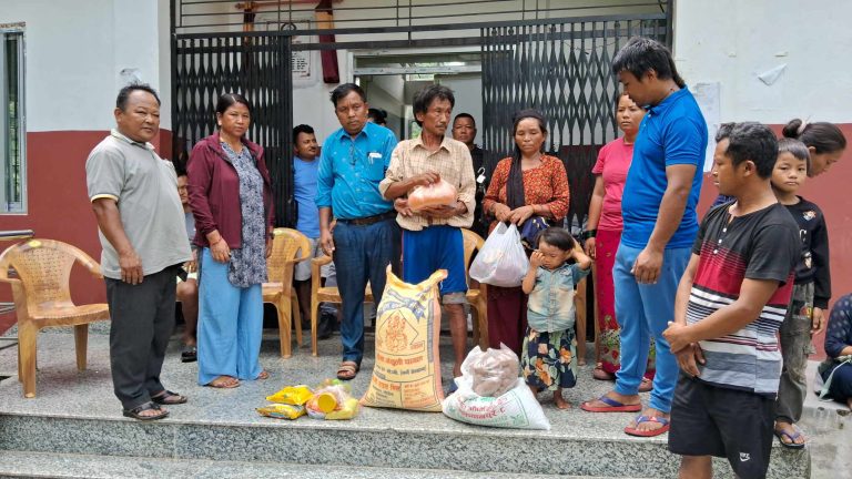 सिद्धिमा खोलाले बगाएर ज्यान गुमाएका चेपाङ परिवारलाई कालिका नगरपालिका द्वारा राहात